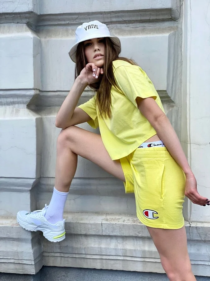 Футболка укороченная женская Champion Script Logo Cropped Boxy T-shirt